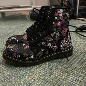 Floral Doc martens extremely vintage size 9 NEVER WORN